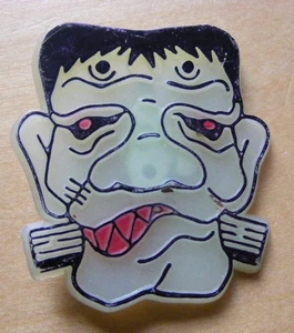 VINTAGE 1980/90s FRANKENSTEIN PLASTIC PIN BADGE GLOW IN THE DARK GOOD CONDITION - Picture 1 of 2