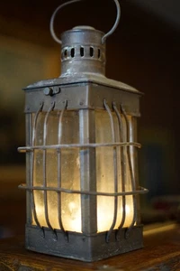 Antikes Messing Kerzenlaterne mit Glas - belüftete Oberseite - Hängergriff - Bild 1 von 6