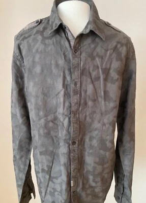 Guess 男式纽扣衬衫,军队迷彩图案。 灰色。 M 码 — 第 1/4 张图片