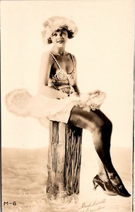 MACK SENNETT COMEDIES - FLAPPER BATHING BEAUTY - REAL PHOTO POSTCARD M-6 - Picture 1 of 2