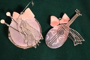 2 Ornamenti Strumento Musicale Cornice Filo Rosa Vintage Batteria Mandolino 2000 Enesco - Foto 1 di 6