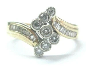 Conjunto de anillo de bisel de oro amarillo cruzado de diamantes redondos y baguette naturales de 0,50 quilates - Imagen 1 de 5