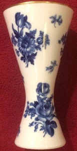 Piccolo vaso di "SCHUMANN ARZBERG" con decoro floreale blu e bordo dorato - Foto 1 di 4