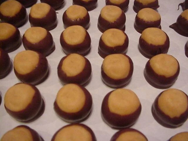 1 docena de bolas de mantequilla de maní caramelo Buckeyes caseras con chocolate Ohio State OSU Foto 1 de 1