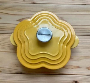 LE CREUSET Teller Fleur 20 cm Honiggas Le Creuset Flower Collection - Bild 1 von 16