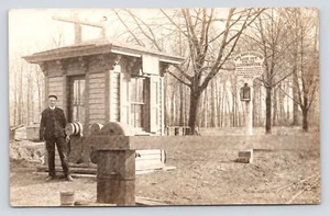 RPPC John Everly Switchman Shack Eisenbahnübergang Hampton NJ Postkarte - Bild 1 von 5
