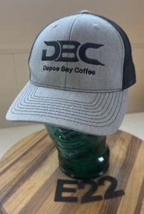 NEU OHNE ETIKETT DBC DEPOT BAY KAFFEEGRAU & SCHWARZ NETZ DRUCKKNOPFLASCHE MÜTZE. NIE GETRAGEN. E22 - Bild 1 von 3