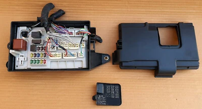 LEXUS LS430 2001-2005 CAIXA DE FUSÍVEIS DE JUNÇÃO DE TRONCO CAIXA DE FUSÍVEIS 82670-50071 usada - Imagem 1 de 4