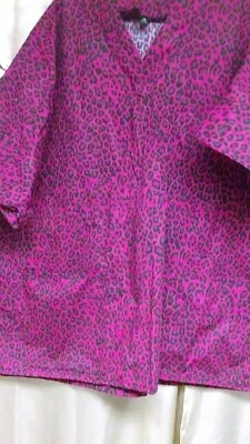 RASPBERRY LEOPARD PRINT COTTON BLEND SCRUB TOP Uniforms US UNISEX X-LARGE NWOT - Image 1 of 4