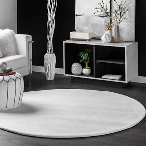 Alfombra nuLOOM Layne suave sedosa imitación piel de conejo en blanco informal diseño sólido - Imagen 1 de 7