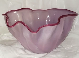 Mundgeblasene freie Form abstrakte Kunst Glasschale mattiert rosa Preiselbeerrand 10" - Bild 1 von 4