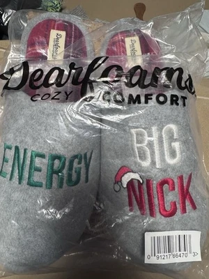 Zapatillas de vacaciones Dearfoams para hombre grandes medianas 9-10 grises "Big Nick Energy" selladas nuevas con etiquetas Foto 1 de 2