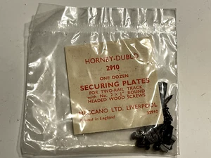 HORNBY DUBLO OO GAUGE - 2 RAIL - 2910 ONE DOZEN SECURING PLATES - Picture 1 of 1