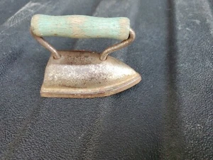 VTG Lady Dover 3 1/4" Kids Iron Green Handle - Picture 1 of 3