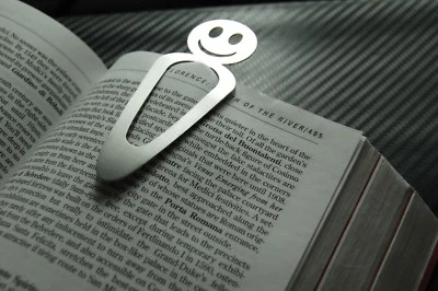 SMILEY Fun Bookmark Stainless Steel Bookworm Book Gift - Immagine 1 di 3