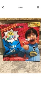 Ryan’s World Mystery Fig Series 1 - Racer Ryan & Trophy - Imagen 1 de 2