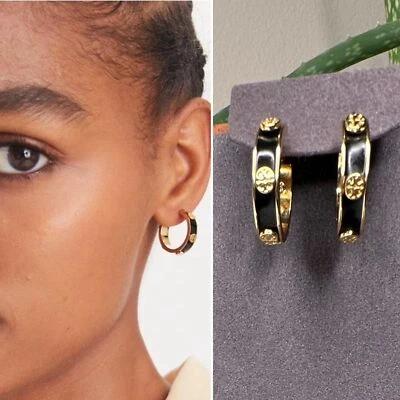 Pendientes de aro Tory Burch Miller esmaltados - aros con logotipo negro y dorado Foto 1 de 4