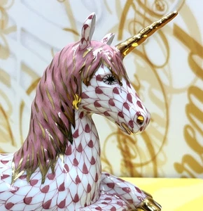 HEREND UNICORNIS NEW RASPBERRY FISHNET HORSE FIGURINE,3,5" long,BRAND NEW BOXED - Picture 1 of 9