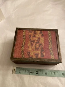 ANTIQUE WOODEN BOX WITH UNIQUE ANCIENT CLOTH INLAY UNDER GLASS LID - Picture 1 of 8