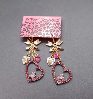 Nuevos Pendientes Colgantes Betsey Johnson Estrás Corazón Rojo Lazo Con Etiqueta Foto 1 de 4