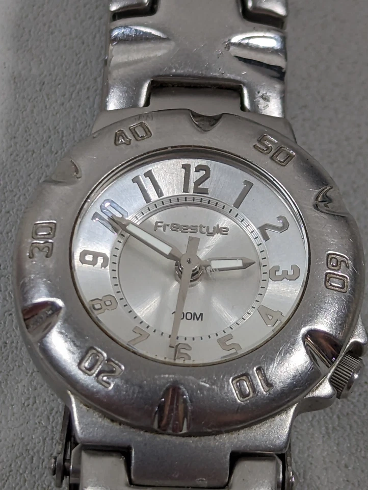 Reloj Freestyle Tono Plateado Dial Redondo Bisel Giratorio Acero Inoxidable Banda Eslabón Foto 1 de 1