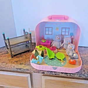 Lil Woodzeez Mixed Lot of Figures Clothes & Furniture in Carrying Case - Picture 1 of 5