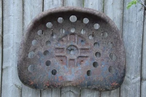 BARN FRESH 1950s VINTAGE RUSTY TRACTOR PAN SEAT OLD TIMEY GARDEN SHED RUST DECOR - Picture 1 of 18