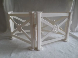 NUOVO 2019 Barbie Abbracci e Cavalli Bambola 4 Pezzi Recinzione Corallo Bianco ~ Equitazione - Foto 1 di 4