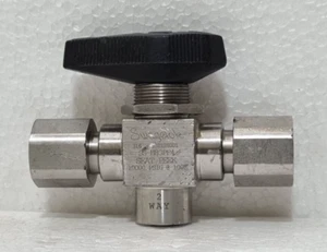 SWAGELOK SS-H83PF4, 3-PIECE HIGH PRESSURE BALL VALVE, PEEK SEATS, 1/4" FNPT - Picture 1 of 6