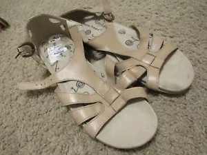Sandalias de mujer con hebilla plana de cuero bronceado con punta abierta, talla 9,5M - Imagen 1 de 5