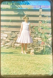 Foto Original Vintage Diapositiva Adorable Niña Vestida Poses con Gato Naranja Años 50 Niña - Imagen 1 de 1