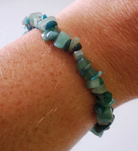 BLUE APATITE AND AVENTURINE CHIP BEAD HEALING CRYSTAL BRACELET - Picture 1 of 3