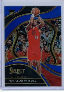 2023-24 Panini Select Courtside Blue Prizm RC #272 TOUMANI CAMARA - Bild 1 von 2