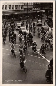 Foto real 1952 de los Países Bajos RPPC postal "ciclismo - Holanda" escena callejera - Imagen 1 de 2