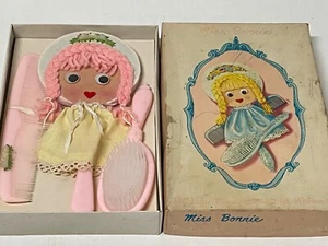 Vintage Miss Bonnie Doll / Vanity Set - Mirror Brush Comb - 1950s - in orig Box - Foto 1 di 10