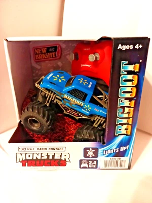 RADIO CONTROL DE PIE GRANDE MONSTER TRUCK ESCALA 1:43 CON LUCES DEBAJO (AZUL) Foto 1 de 4