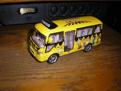 BONITO 1/37? Autobús escolar Charlie Brown Peanuts de 5 1/2" de largo AMARILLO ACCIÓN Foto 1 de 4