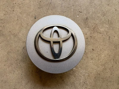 OEM, 2001-2007 Toyota Camry & Highlander Wheel Center Cap (2.50-inch) - Изображение 1 из 4