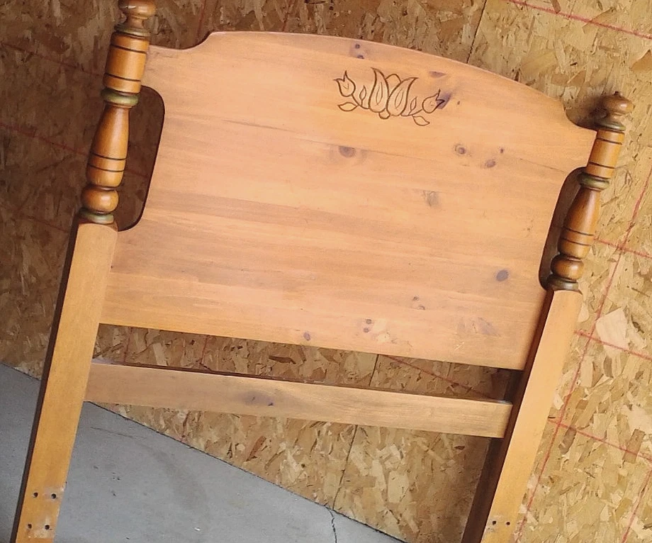 PENNSYLVANIA 松木头板(& 合身)双床框架(适用于拾音器 - NE WI) — 第 1/4 张图片