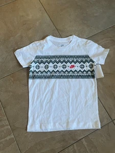 T-shirt girocollo Nike Sportswear Fair Isle bambino grande taglia XS unisex nuova senza etichette - Foto 1 di 3