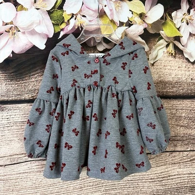 Платье с капюшоном Pippa & Julie для девочек ясельного возраста серое красное банты с принтом пуговицы расклешенное - Изображение 1 из 4