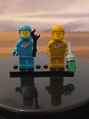 2 X Lego Classic Spaceman Minifigures Gold, Teal From Lego 21358 Vending Machine - Image 1 of 4
