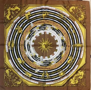 Sciarpa seta HERMES DIES ET HORES Carre 90 marrone senza etichette senza scatola usata 11K - Foto 1 di 8