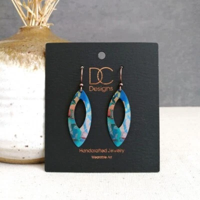 Серьги DC Designs с абстрактным вырезом из листвы с бирюзой и коричневым цветом - Изображение 1 из 3