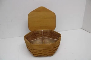 Cesta octogonal Longaberger 1998 con protector y tapa de madera - Imagen 1 de 9