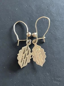 9ct Gold Dangle Leaf Earrings 1.1g Hallmarked - Picture 1 of 17