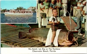 De colección FL Postal Arco Iris Fiesta Barco Clearwater Beach Florida Niño en Pez Gigante - Imagen 1 de 2