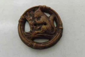 SCARCE VINTAGE WOODEN BUTTON SQUIRREL DESIGN 4cms (2442) - Picture 1 of 3