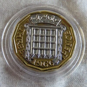 1966 QEII THREEPENCE GOLD LAYERED WITH RHODIUM - PLATINUM - Picture 1 of 2