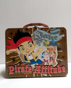 Disney Jake Piratas Tesoro Lata Lunch Box Niños Niñas Llevar-Todo Juguete Bolsa de Regalo - Imagen 1 de 9